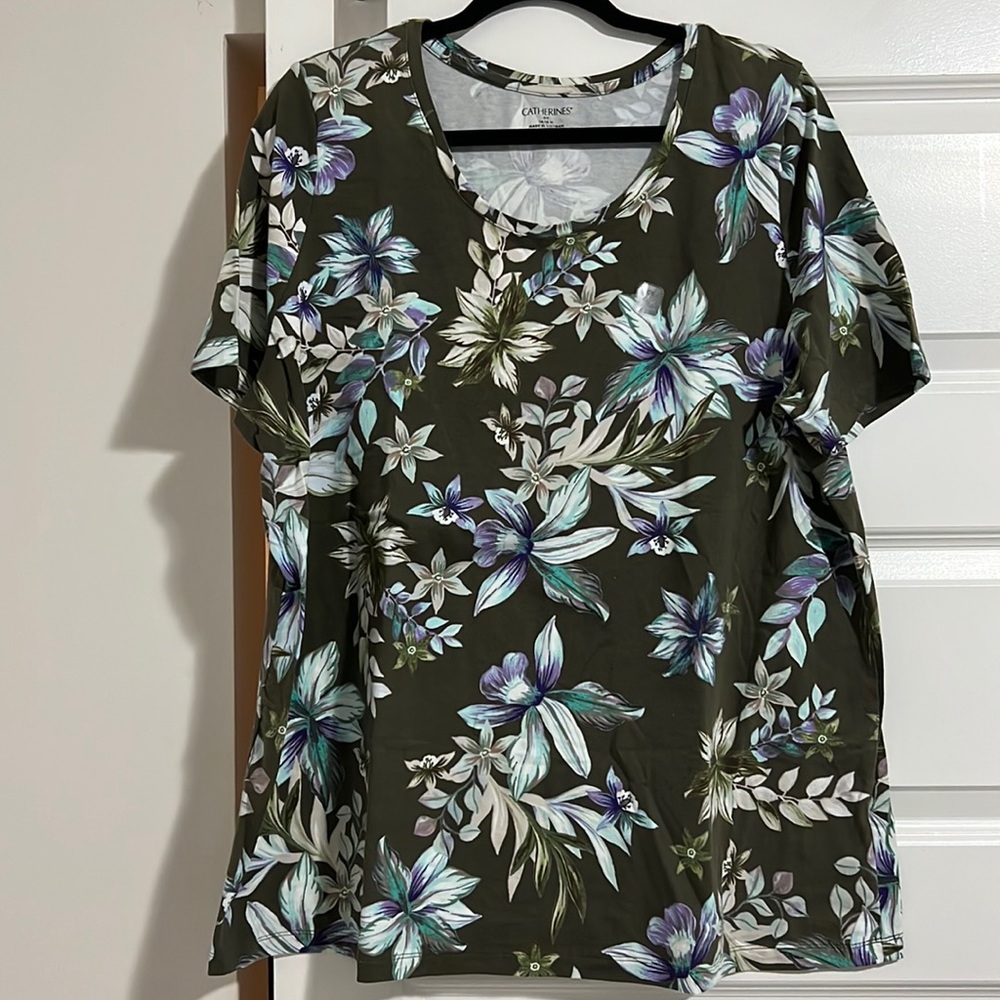 🌺PLUS SIZE Tee Bundle. Short & Baseball Quarter Tees. Floral. Feather. Flowers - Picture 5 of 10